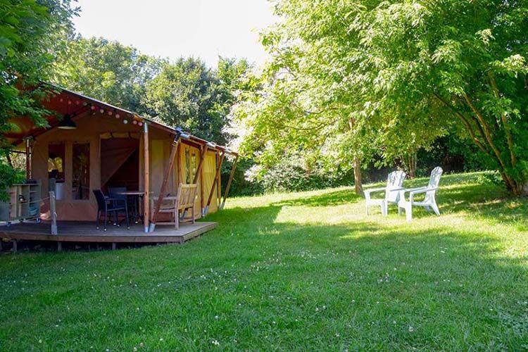 safaritent bij kleine camping in Frankrijk